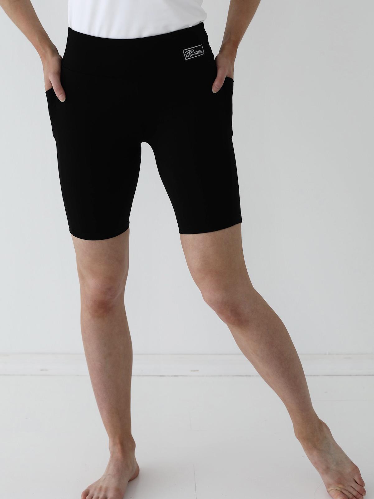Korkeavyötäröiset shortsit taskuilla, Black – la Pirouette - Image 2