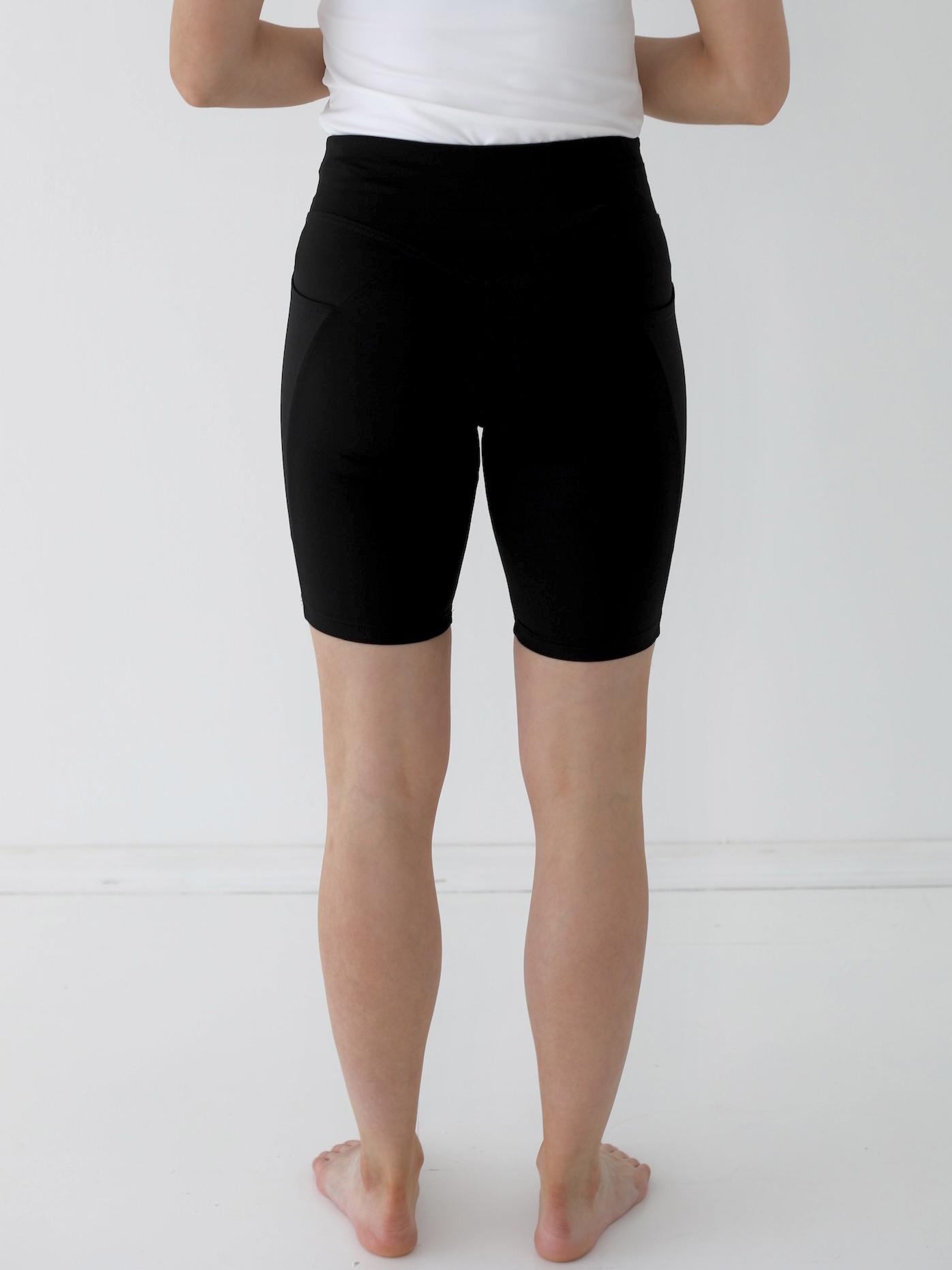 Korkeavyötäröiset shortsit taskuilla, Black – la Pirouette - Image 3